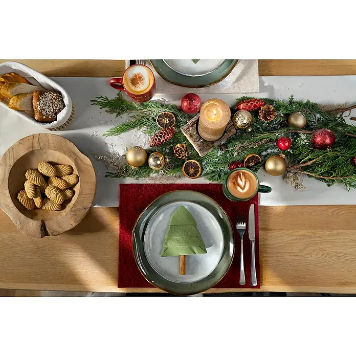 Platzset - 1 Stk., Sortiert, 28 x 38 cm - Festlich gedeckter Tisch mit Weihnachtsdekoration, Geschirr, Gebäck und Getränken für eine gemütliche Weihnachtsatmosphäre.