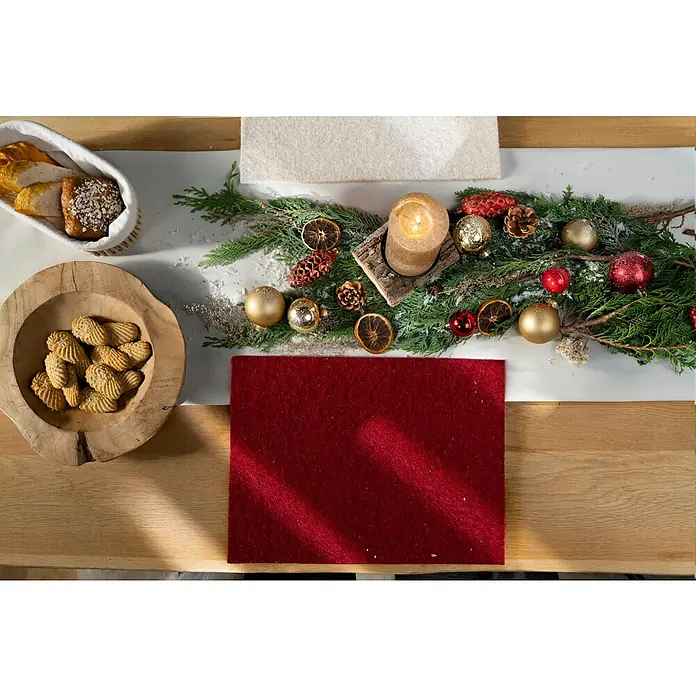 Tisch-Set - 1 Stk., Sortiert, 28 x 38 cm - Festlicher Tisch mit Holzschale voller Plätzchen, Brotkorb und weihnachtlicher Dekoration mit Kerze und Kugeln.