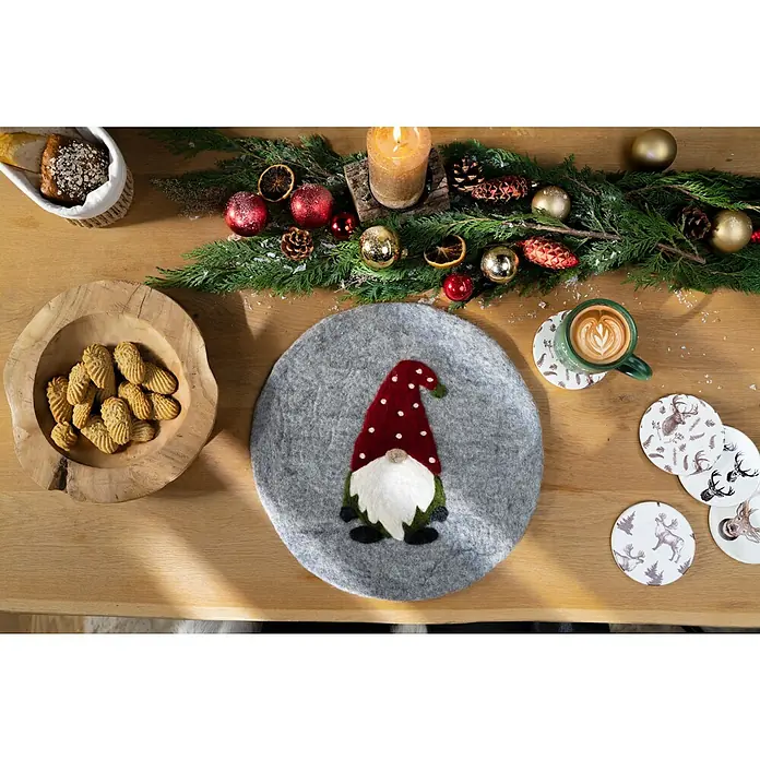 Tisch-Set - Wichtel, Grau, Durchmesser: 38 cm - Festlicher Tisch mit einem grauen Filz-Platzset mit einem applizierten Weihnachtswichtel, Gebäck und weihnachtlicher Dekoration.