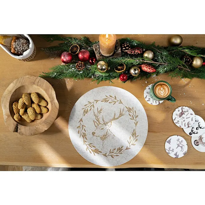 Teakschale Luna - Durchmesser: 28 cm, Holz - Festlicher Tisch mit Gebäck, Getränk und einem runden Platzset mit Hirschmotiv, umgeben von weihnachtlicher Dekoration.