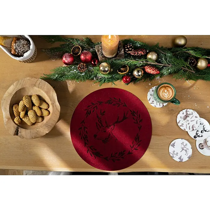 Platzset Hirsch - 1 Stk., Sortiert, Durchmesser: 38 cm - Festlicher Tischläufer mit Hirschmotiv für eine gemütliche Weihnachtsstimmung, umgeben von Gebäck, Deko und einem warmen Getränk.