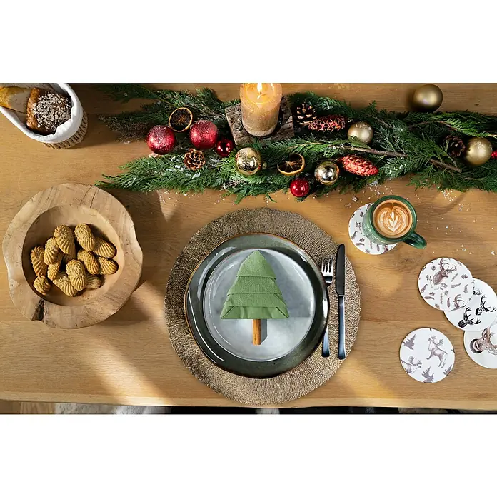 Tisch-Set - Gold, Durchmesser: 38 cm - Festlicher Tisch mit Geschirr, Weihnachtsdeko und Gebäck. Ein grüner Tannenbaum-Serviette liegt auf dem Teller.