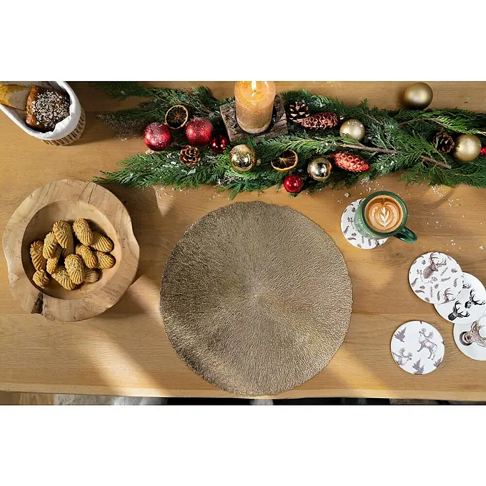 Tisch-Set - Gold, Durchmesser: 38 cm - Tischdekoration mit Golduntersetzer, Gebäck, Kerze, Tannengrün und Kaffee. Festliche Atmosphäre für Weihnachten und gemütliche Stunden.