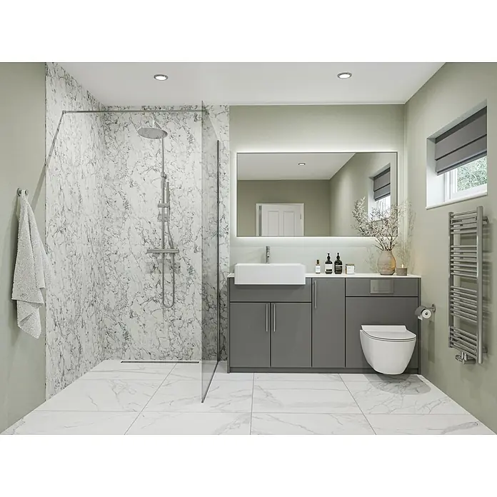 Wetwall Wandpaneel Elite - 120 x 242 cm, White Marble, Nut & Feder System - Elegantes Badezimmer mit grauen Waschtischunterschränken, Marmorduschkabine und stilvoller Ausstattung für ein modernes Ambiente.
