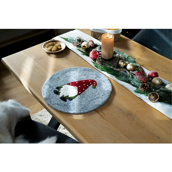 Tisch-Set - Wichtel, Grau, Durchmesser: 38 cm - Tischdekoration mit einem grauen Filzuntersetzer mit Zwerg-Motiv, Gebäck und einem Gesteck mit Kerze für eine festliche Atmosphäre.