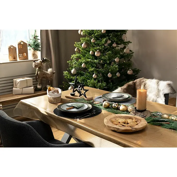 Teakschale Luna - Durchmesser: 28 cm, Holz - Festlicher Esstisch mit Weihnachtsbaum, Kerzen, Dekoration und Gedecken in warmen Farben für eine gemütliche Weihnachtsstimmung.