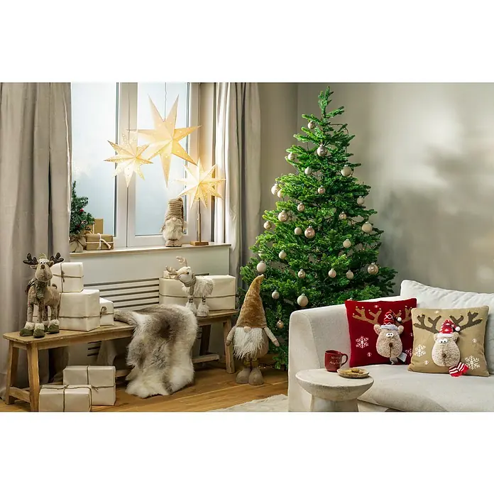 Kissen Rudolf - Rot, L x H: 40 x 40 cm - Festliches Wohnzimmer mit geschmücktem Weihnachtsbaum, Sternenlichtern und dekorativen Kissen mit Rentier-Motiven.