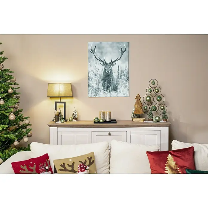 Adventskerzenhalter - Schwarz, L x B x H: 30 x 3 x 2 cm - Festliches Wohnzimmer mit Weihnachtsbaum, Dekorationen und einem Hirschbild an der Wand. Stimmungsvolle Weihnachtsdekoration im gemütlichen Ambiente.