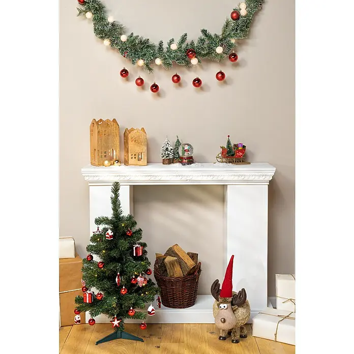 Edelmann Weihnachtsgirlande Kaprun - Kunststoff, LED-Beleuchtung - Festliche Weihnachtsdekoration mit einem kleinen Weihnachtsbaum, Girlande, Kamin und einer Rentierfigur.