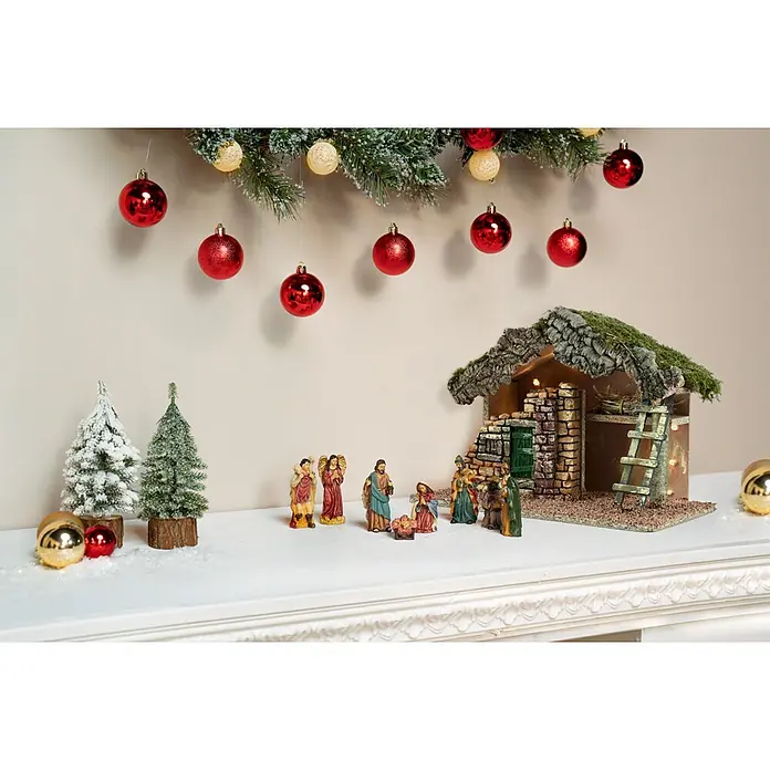 LED-Krippe Naturel - 32 x 17 x 24 cm, Anzahl Leuchtmittel: 10 Stk. - Festliche Weihnachtsszene mit Christbaumkugeln, Krippe und kleinen Tannenbäumen, die eine warme, weihnachtliche Atmosphäre verbreiten.