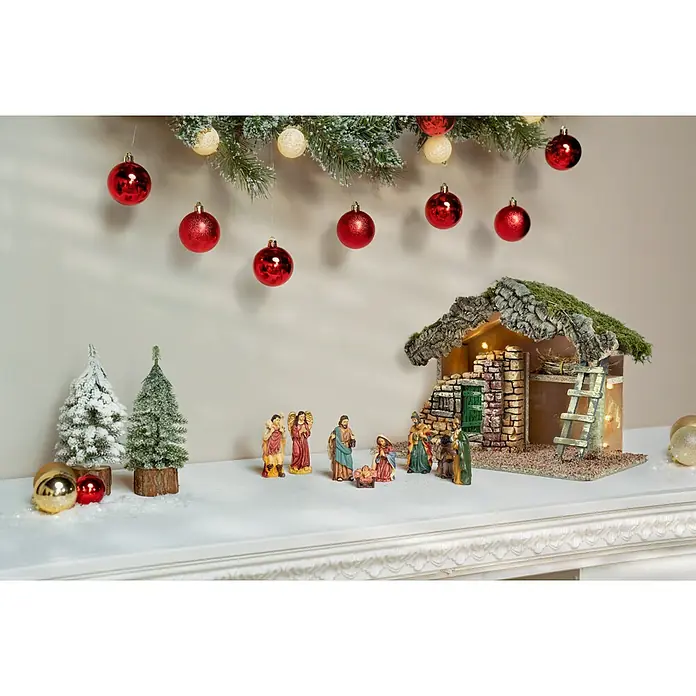 LED-Krippe Naturel - 32 x 17 x 24 cm, Anzahl Leuchtmittel: 10 Stk. - Weihnachtliche Szene mit einer Krippe, Tannenbäumen und roten Kugeln. Die festliche Dekoration erzeugt eine gemütliche Atmosphäre.