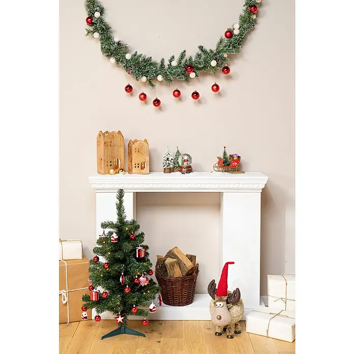 Laterne Haus - L x B x H: 15 x 15 x 30 cm, Natur - Dekoriertes Weihnachtszimmer mit kleinem Baum, Girlande, Geschenken und Kamin.