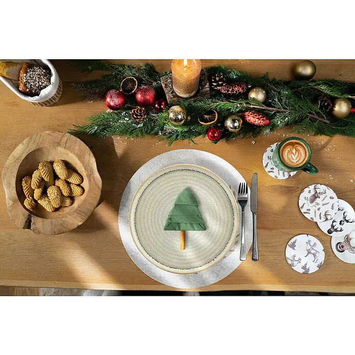 Teakschale Luna - Durchmesser: 28 cm, Holz - Festlich gedeckter Tisch mit Weihnachtskeksen und einer Tasse Kaffee, dekoriert mit Tannengrün und Kerzen für eine gemütliche Atmosphäre.