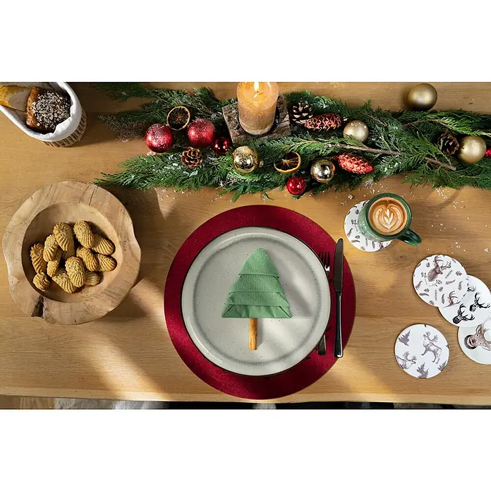 Teakschale Luna - Durchmesser: 28 cm, Holz - Festlich gedeckter Tisch mit Weihnachtsdekoration, einem Teller mit einer Serviette in Tannenbaumform und einer Schale mit Keksen.