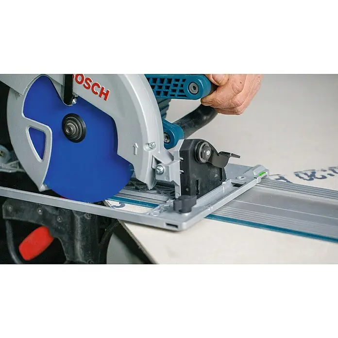 Bosch Expert Disco de sierra Fiber Cement - 165 mm, Orificio: 20 mm, Número de dientes: 4 ud. - La imagen muestra una sierra de inmersión Bosch en acción, diseñada para cortes precisos en diversos materiales. Ideal para artesanos.