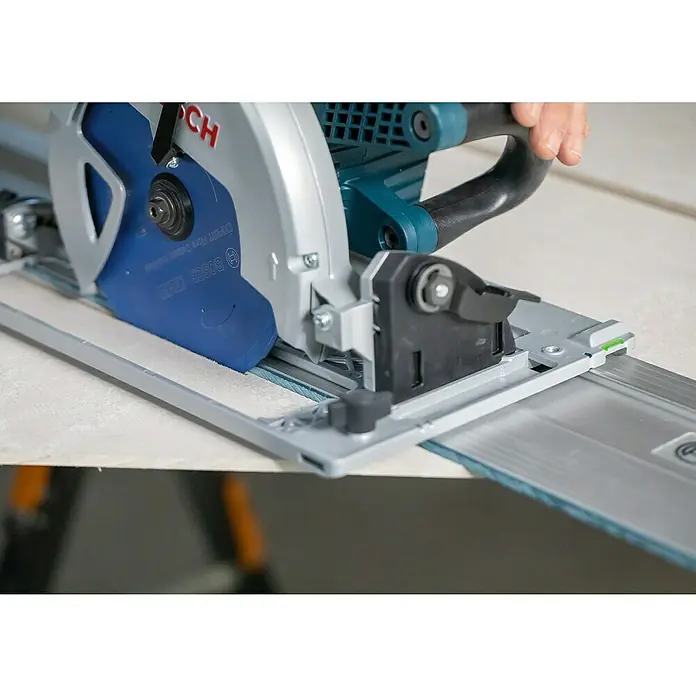 Bosch Expert Disco de sierra Fiber Cement - 165 mm, Orificio: 20 mm, Número de dientes: 4 ud. - Primer plano de una sierra de inmersión Bosch sobre una guía, ideal para cortes de madera precisos y trabajos artesanales profesionales.