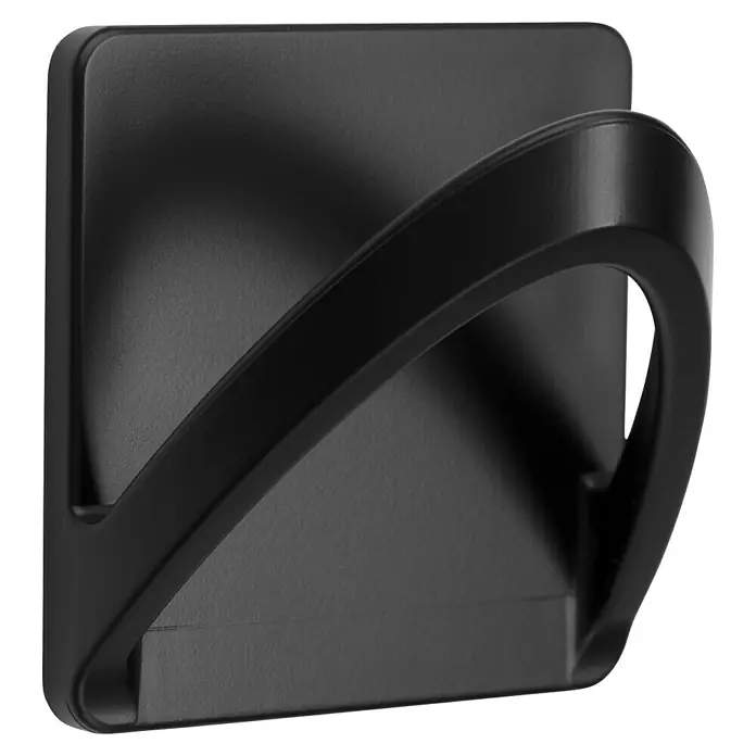 Inofix Colgador adhesivo 2190 - L x An x Al: 65 x 45 x 65 mm, Plástico, Negro - Un primer plano de un gancho adhesivo negro, que ofrece una solución elegante de montaje en pared sin necesidad de taladrar. Versátil en el hogar.