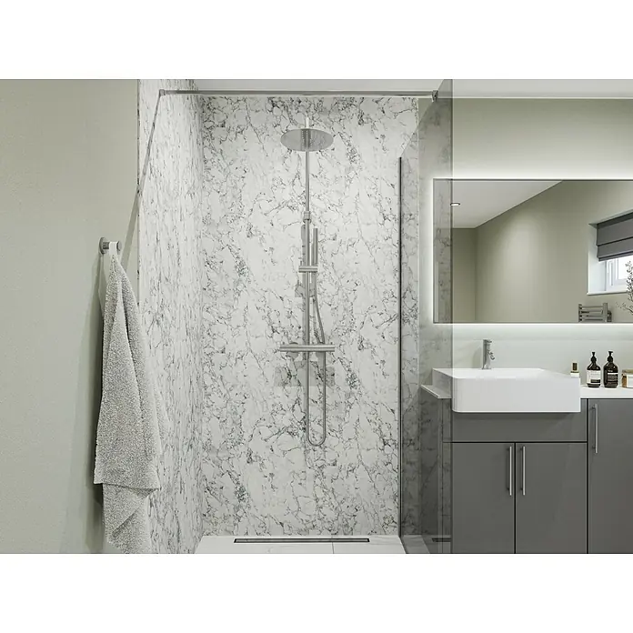 Wetwall Wandpaneel Elite - 120 x 242 cm, White Marble, Nut & Feder System - Ein modernes Badezimmer mit einer Marmor-Akzentwand in der Dusche, einem Waschtisch mit grauem Unterschrank und einem beleuchteten Spiegel.
