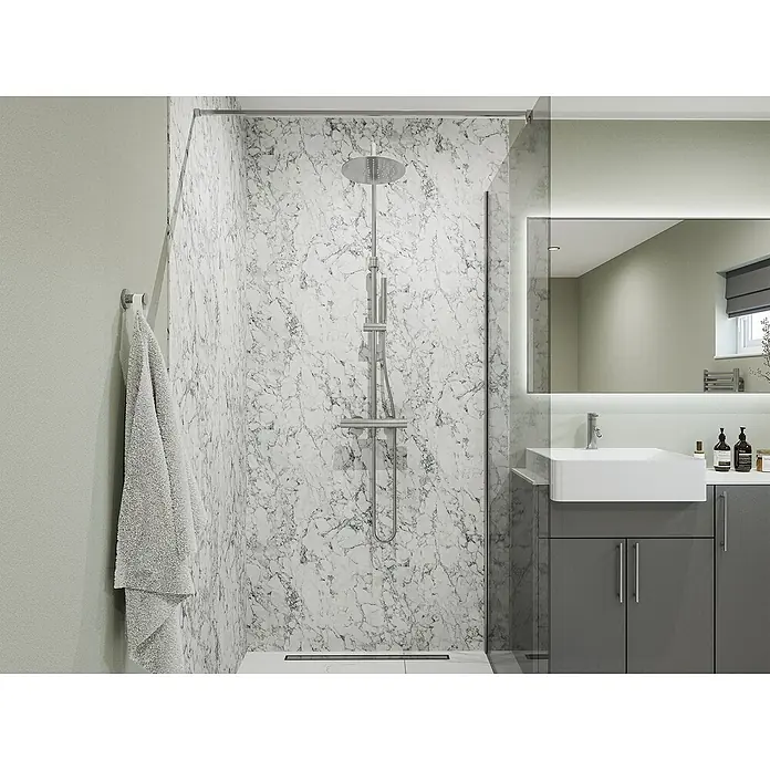Wetwall Wandpaneel Elite - 16 x 242 cm, White Marble, Abgerundete Kante - Modernes Badezimmer mit ebenerdiger Dusche und Waschtisch mit grauem Unterschrank. Die Marmoroptik der Duschwand verleiht dem Raum Eleganz.