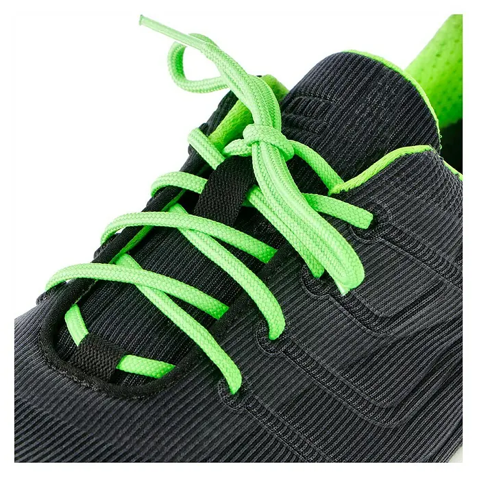 Steitz Secura Sicherheitshalbschuh CP 4380 SF - 43, Schutzklasse nach EN ISO 20345: S3, Blau/Neon - Nahaufnahme eines schwarzen Laufschuhs mit grünen Schnürsenkeln. Das moderne Design und die Farbkombination fallen sofort ins Auge.