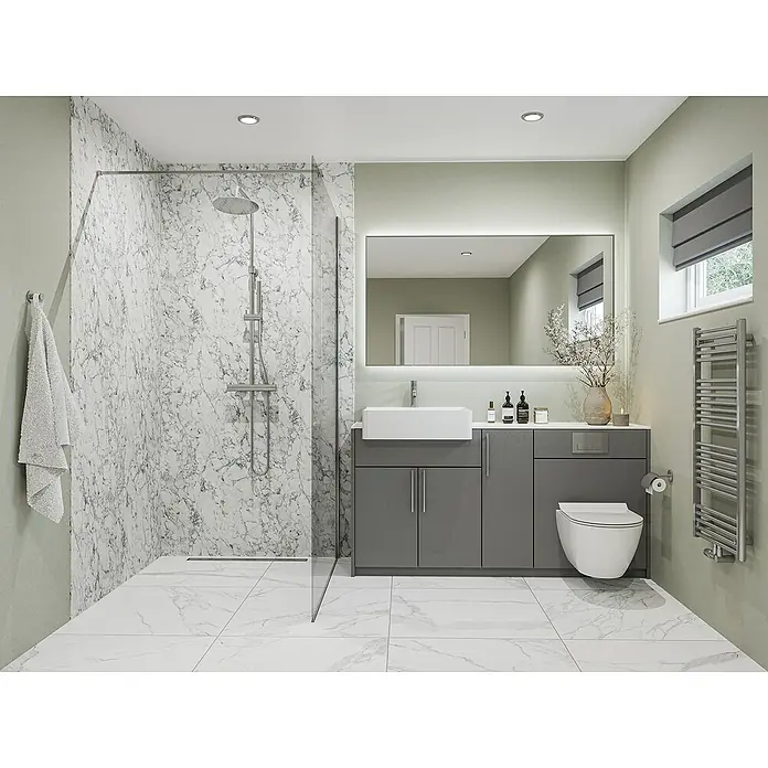Wetwall Wandpaneel Elite - 16 x 242 cm, White Marble, Abgerundete Kante - Badezimmer mit Marmordusche, Waschtisch mit grauem Unterschrank, beleuchtetem Spiegel und Heizkörper. Elegantes Design für ein modernes Bad.