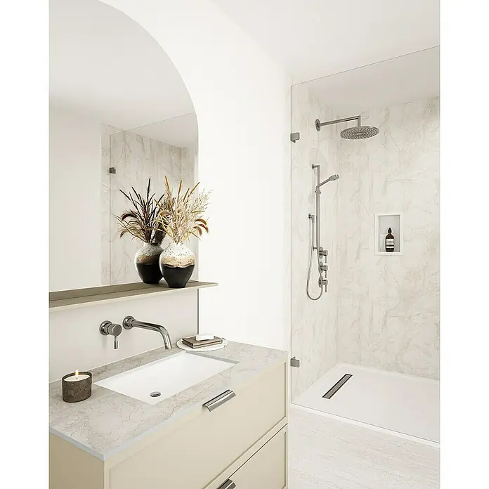 Wetwall Wandpaneel Elite - 16 x 242 cm, Himalayan Marble, Abgerundete Kante - Ein Badezimmer mit einem Waschtisch, einer Marmorplatte und einer begehbaren Dusche. Die Dusche hat einen eingebauten Nische und ein modernes Design.