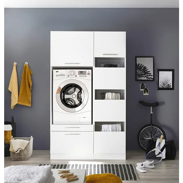 Respekta Waschmaschinenschrank Clara - L x B: 67,6 x 117,4 cm, Weiß, Mit Waschmaschinenschrank & Wäscheschrank - Waschmaschine in einem weißen Schrank mit Regalen. Eine moderne Waschküche mit klaren Linien und funktionalem Design.