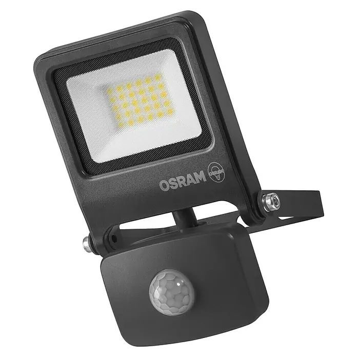 Osram LED-Strahler Endura Flood - 20 W, Anthrazit, Warmweiß, IP44 - Eine Nahaufnahme eines OSRAM LED-Strahlers mit Bewegungssensor in dunklem Gehäuse.
