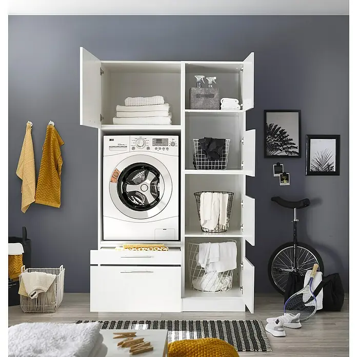 Respekta Waschmaschinenschrank Clara - L x B: 67,6 x 117,4 cm, Weiß, Mit Waschmaschinenschrank & Wäscheschrank - Waschmaschine in einem weißen Wandschrank mit Fächern und Körben. Handtücher, Reinigungsmittel und Wäsche sind in den Fächern und Körben.