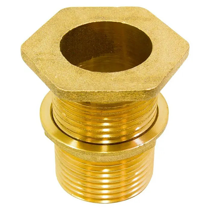 Conexión para depósito - Latón, Dimensión conexión: 1″ - Primer plano de un accesorio de tubería hexagonal de latón dorado con rosca, aislado sobre un fondo blanco.