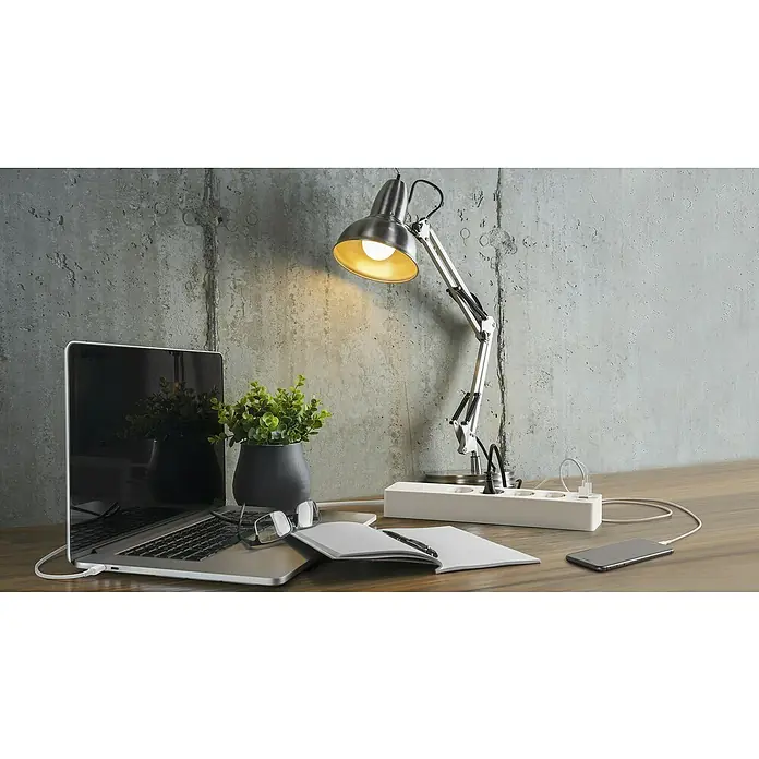 Osram Smart+ Smart-Steckdosenleiste 2. Gen. 2 USB-A, 2 USB-C - Weiß - Arbeitsplatz mit Laptop, Lampe und Notizbuch. Die Schreibtischlampe sorgt für Helligkeit und eine angenehme Arbeitsatmosphäre.