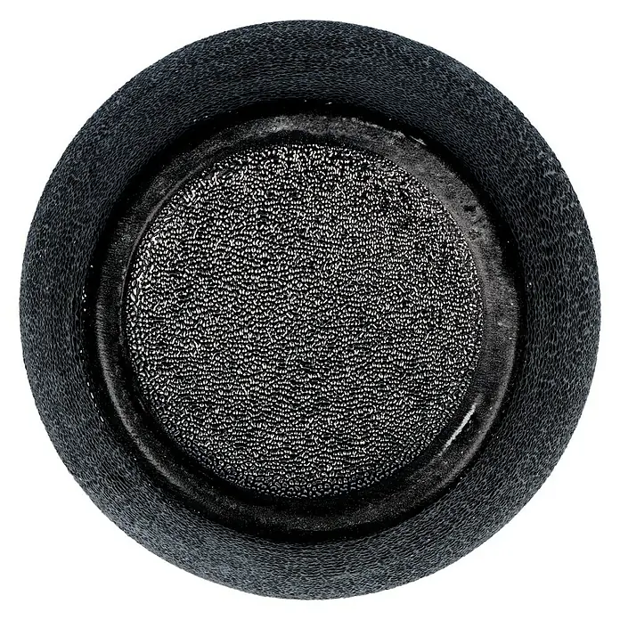 Camargue Kaya Zahnputzbecher - Steingut, Schwarz - Nahaufnahme eines runden, schwarzen Audiofilters mit körniger Textur, ideal für professionelle Tonaufnahmen und Studioanwendungen.