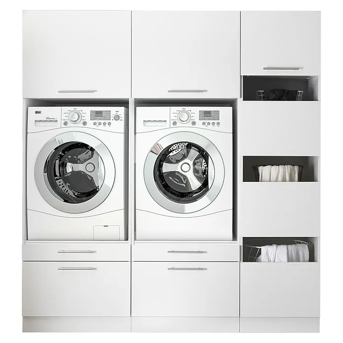 Respekta Waschmaschinenschrank Clara - L x B: 67,6 x 184,8 cm, Weiß, Mit zwei Waschmaschinenschränken & Wäscheschrank - Moderne Waschküche mit zwei weißen Waschmaschinen und Trocknern, eingebaut in weiße Schränke mit Regalen und Schubladen für stilvolle Organisation.