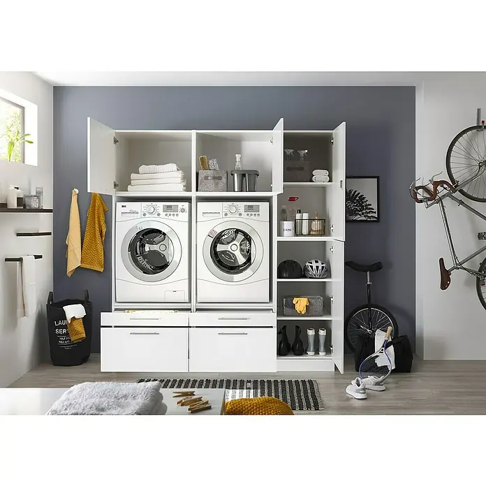 Respekta Waschmaschinenschrank Clara - L x B: 67,6 x 184,8 cm, Weiß, Mit zwei Waschmaschinenschränke & Hochschrank - Bild eines Waschraums mit weißen Schränken, zwei Waschmaschinen und einem an der Wand befestigten Fahrrad.