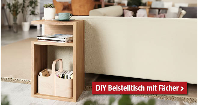 Beistelltisch mit Fächern aus Holz neben der Couch