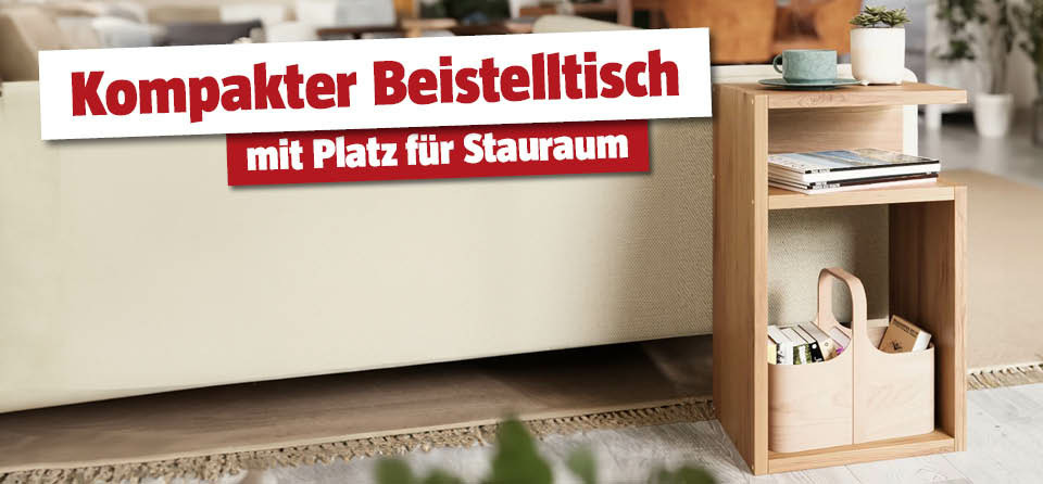 Selbstgemachter Beistelltisch mit Fächern im Wohnzimmer hinter der Couch