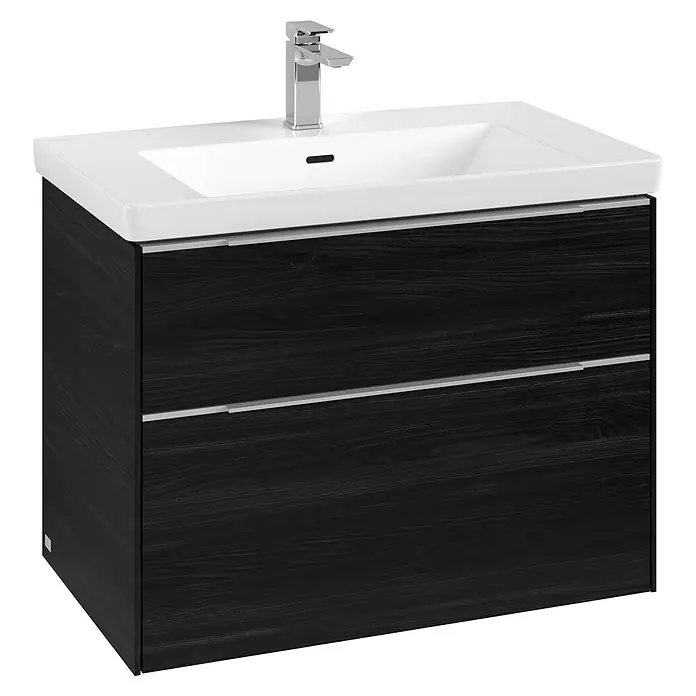 Villeroy & Boch Subway 3.0 Waschbeckenunterschrank - Black Oak, Anzahl Schubladen: 2 Stk., Farbe Griff: Aluminium glänzend, B x T x H: 77,2 x 47,8 x 57,6 cm, Mit Beleuchtung - Bild eines modernen Waschbeckens mit Unterschrank in dunkler Holzoptik und weißem Becken. Die Armatur ist aus Chrom.