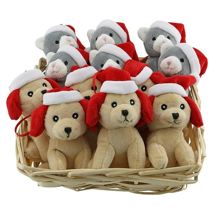 Geroma Dekofigur Hund oder Katze - Textil, Hund oder Katze - Korb voller entzückender Plüschtiere, darunter Hunde und Katzen mit Weihnachtsmützen, ideal für festliche Dekorationen oder als Geschenke.