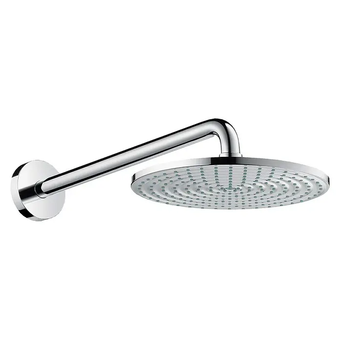 Hansgrohe Kopfbrausen-Set Raindance S 240Durchmesser: 24 cm, 18 l/min, Wandmontage, Chrom - Bild einer Chrom-Regenbrause mit Wandarm, die ein luxuriöses Duscherlebnis verspricht und moderne Badästhetik betont.