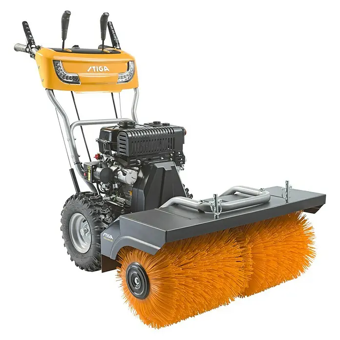 Stiga Kehrmaschine SWS 800 GE - 4,4 kW, Arbeitsbreite: 80 cm - STIGA Kehrmaschine mit gelbem Bedienfeld, grauer Karosserie und orangefarbenen Bürsten für den Außenbereich zur Reinigung von Oberflächen.