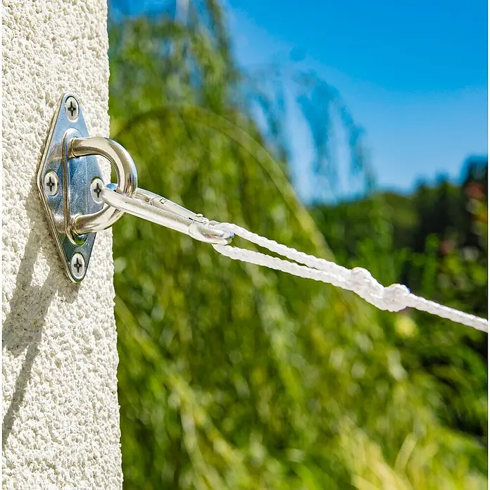 Windhager Seil - 0,4 cm x 10 m, Kunststoff, Weiß - Nahaufnahme einer Wandhalterung für eine Wäscheleine. Die Halterung ist sicher an einer strukturierten Wand befestigt und mit einer Wäscheleine verbunden.
