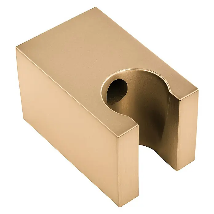 SCHÖNER WOHNEN-Kollektion Brausegarnitur Brauseschlauch Tesko mit Verdrehschutz 175 cm Mattgold - Mattgold - Nahaufnahme einer messingfarbenen Duschhalterung mit Aussparung für den Duschkopf und einer Montageplatte zur Wandbefestigung.