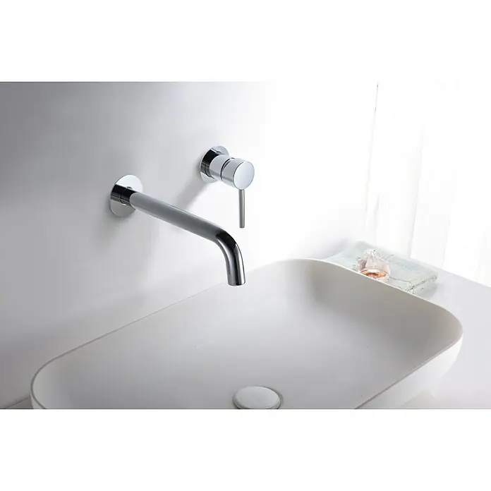 Imex Grifo de lavabo Etna - Cromo - Un lavabo moderno con un elegante grifo montado en la pared. El diseño minimalista añade un toque de estilo al baño.