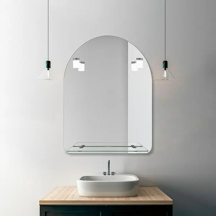 Camargue Espejo con luz Venecia - 60 x 75 cm, Cromo, Bandeja - Diseño de baño moderno con un espejo llamativo con estante y lámparas colgantes, que añaden un toque elegante al espacio.