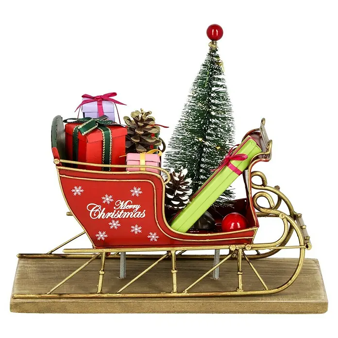 Dekofigur Weihnachtsschlitten - L x B x H: 22 x 10,5 x 18 cm, Metall - Weihnachtsdekoration mit Schlitten, Geschenken und Weihnachtsbaum auf einem Holzsockel. Die festliche Szene bringt Weihnachtsstimmung in jedes Zuhause.