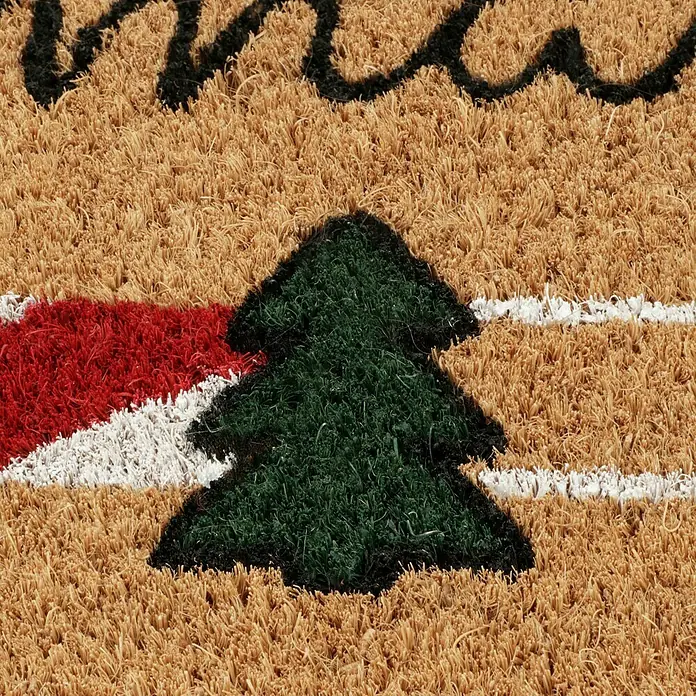 Fußmatte - 60 x 40 cm, Braun/Rot, Material Nutzschicht: 100 % Kokos, X-Mas Loading, Kokos - Detailaufnahme einer Fußmatte mit Tannembaum-Motiv und weihnachtlichen Farben, ideal für die festliche Dekoration des Eingangsbereichs.