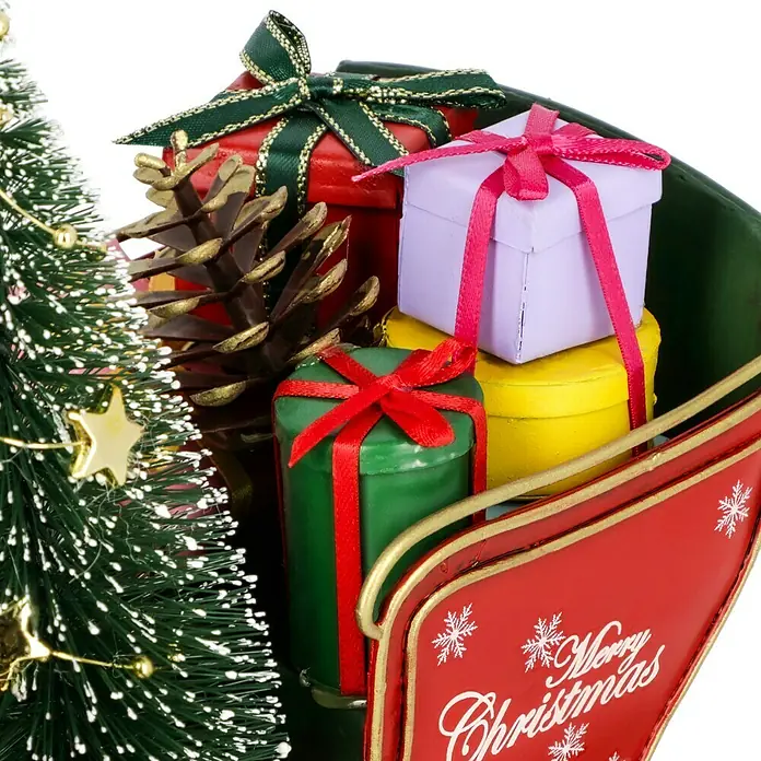 Dekofigur Weihnachtsschlitten - L x B x H: 22 x 10,5 x 18 cm, Metall - Festlicher Weihnachtsschlitten mit Geschenkboxen, Tannenzapfen und geschmücktem Tannenbaum für eine stimmungsvolle Dekoration.