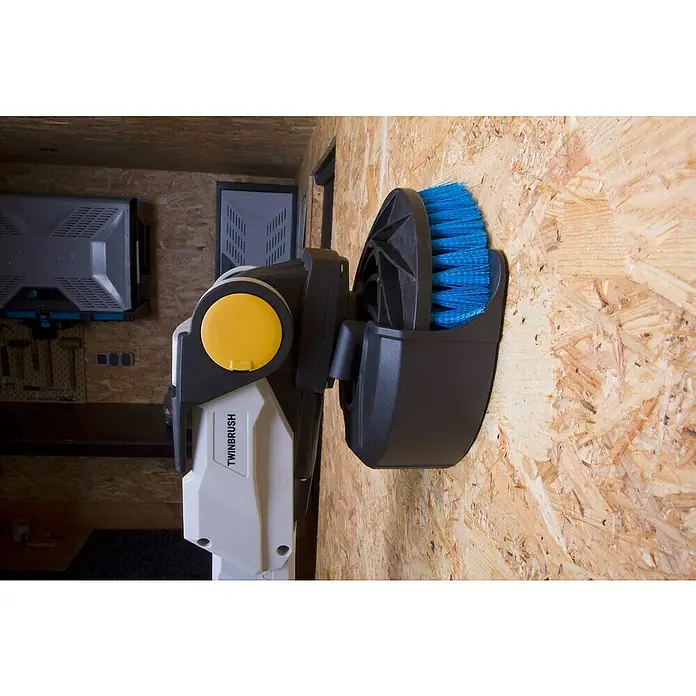 Batavia Maxxpack Wandhalterung - Kunststoff, Passend für: Batavia Akku-Reinigungsbürste Twin Brush - Nahaufnahme einer "Twinbrush" Reinigungsbürste mit blauem Bürstenkopf vor einer hölzernen Wand.