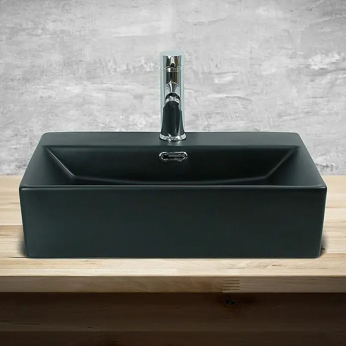 LuxeBath Aufsatzwaschbecken Handwaschbecken Schwarz inkl. Ablaufgarnitur mit Überlauf - Ohne Spezialglasur, Schwarz - Elegantes Waschbecken: Schwarzes Aufsatzwaschbecken mit modernem Chrom-Wasserhahn, stilvoll auf einer Holzplatte präsentiert vor einem dezenten Hintergrund.