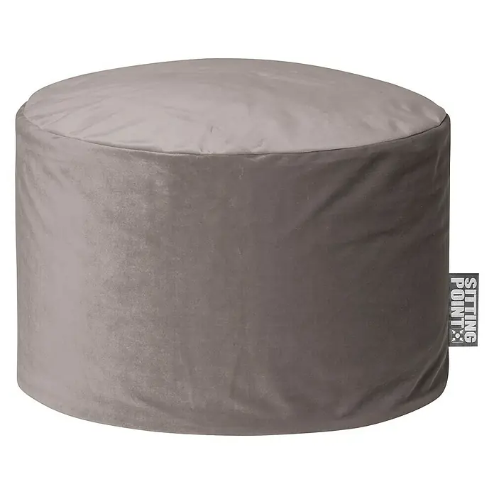Sitting Point Sitzhocker Dotcom Samt Uni - Mittelgrau, Ø x H: 60 x 40 cm, 100 % Polyester - Ein grauer Sitzhocker mit einem "Sitting Point"-Logo, ideal für gemütliche Stunden im Wohnzimmer oder Kinderzimmer.